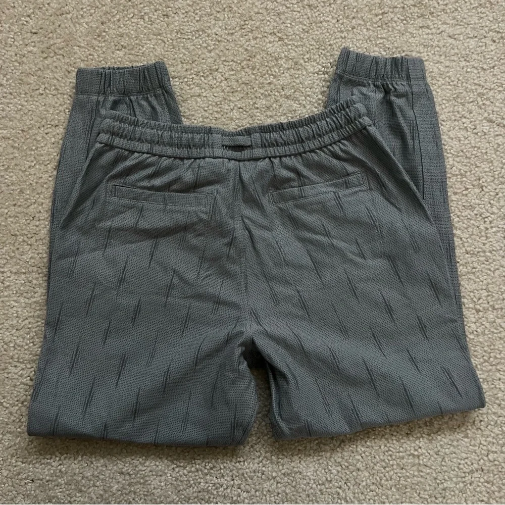 Athleta Farallon Printed Jogger Pants Women’s Size 2P Gray S/657547 $89 Active,